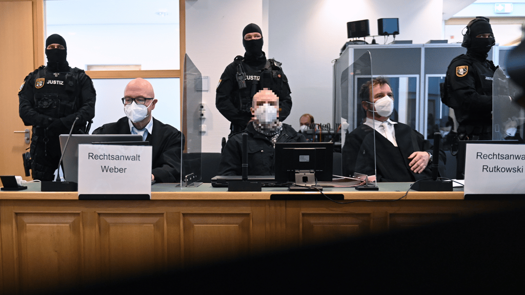 Der Angeklagte Stephan B. (M) sitzt am 26. Prozesstag im Saal des Landgerichts neben seinen Verteidigern Hans-Dieter Weber (l) und Thomas Rutkowski.