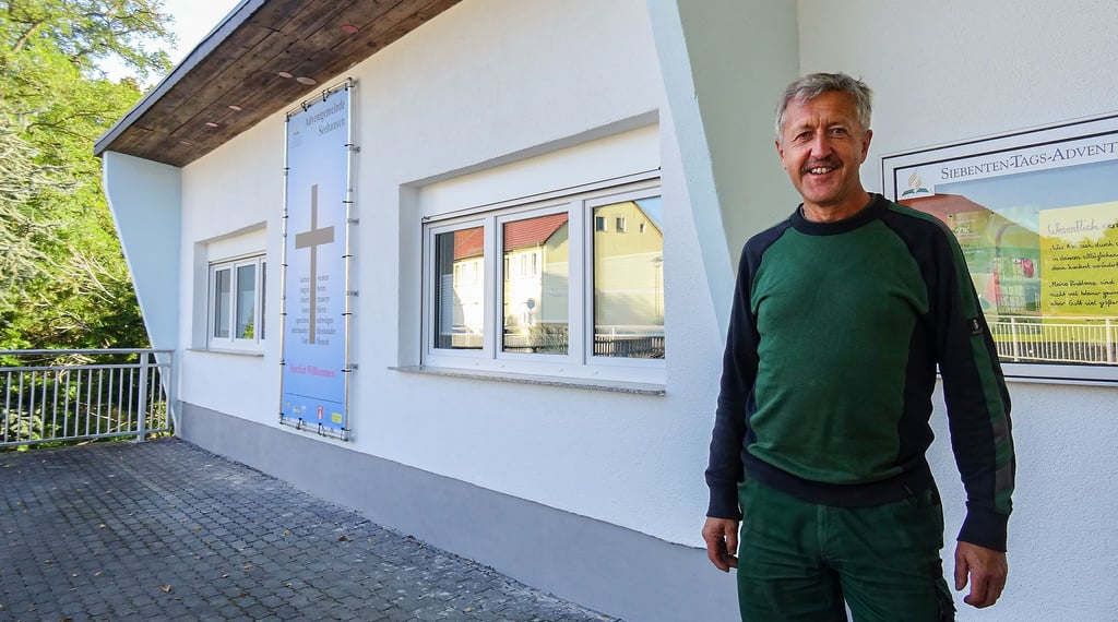 Uwe Hofmann vorm neuen Gemeindehaus der Seehäuser Adventisten (Altmark). Sie sanierten das Haus fast völlig in Eigenleistung.