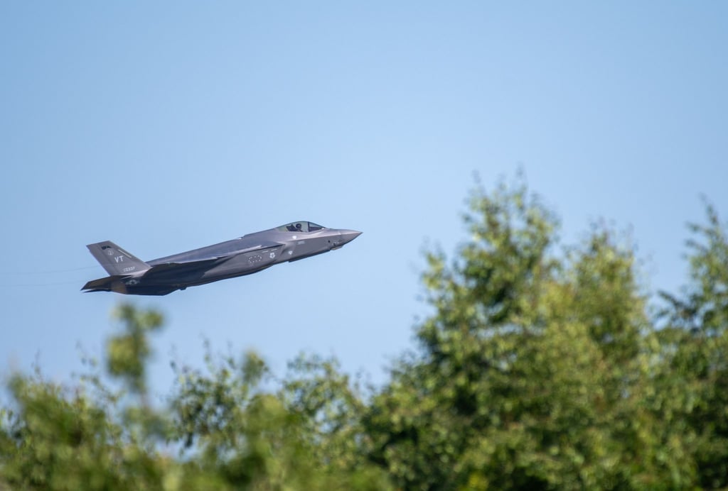 Ein Kampfflugzeug vom Typ F-35 startet von der US-Air Base Spangdahlem. Ein solcher Kampfjet verschwand im US-Bundesstaat South Carolina, nachdem sich der Pilot aufgrund einer „Panne“ mithilfe des Schleudersitzes gerettet hatte.
