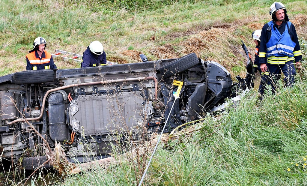 Die Feuerwehrleute stabilisierten den Wagen.
