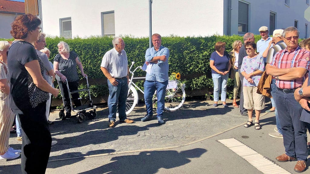 Zahlreiche Menschen sind zur Aufstellung des Weißen Fahrrades an den Ort gekommen, wo das Unglück geschah.