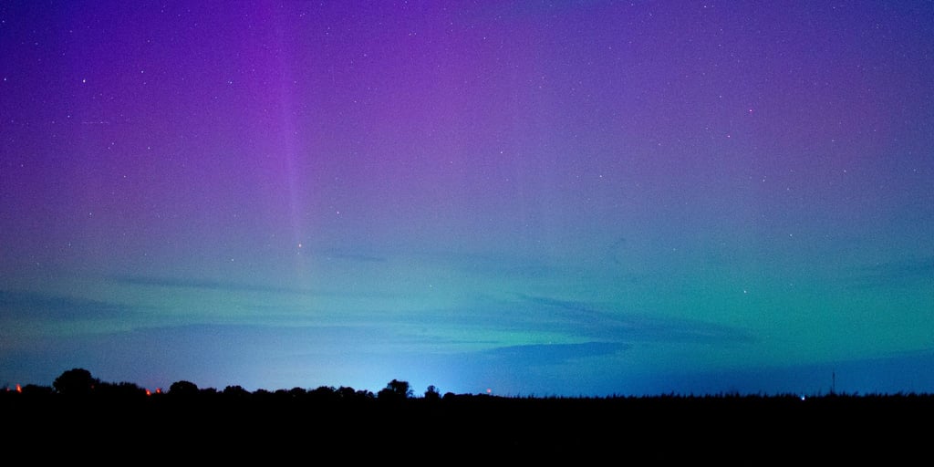 Polarlichter erscheinen am Stadtrand von Magdeburg am Himmel.