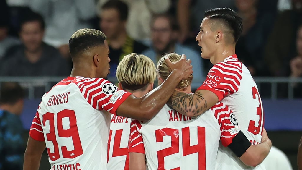 Jubeln gemeinsam über Xaver Schlagers Treffer zum 2:1: die Spieler von RB