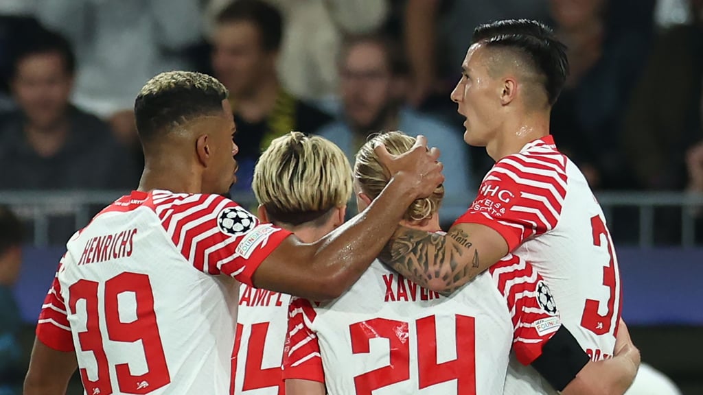 Jubeln gemeinsam über Xaver Schlagers Treffer zum 2:1: die Spieler von RB