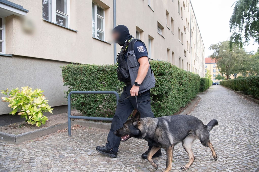Einsatzkräfte der Polizei führen eine Razzia gegen eine Neonazi-Gruppe in Berlin-Alt-Hohenschönhausen durch.