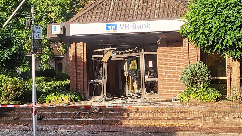 Blick auf den zerstörten Eingangsbereich der Bankfiliale.