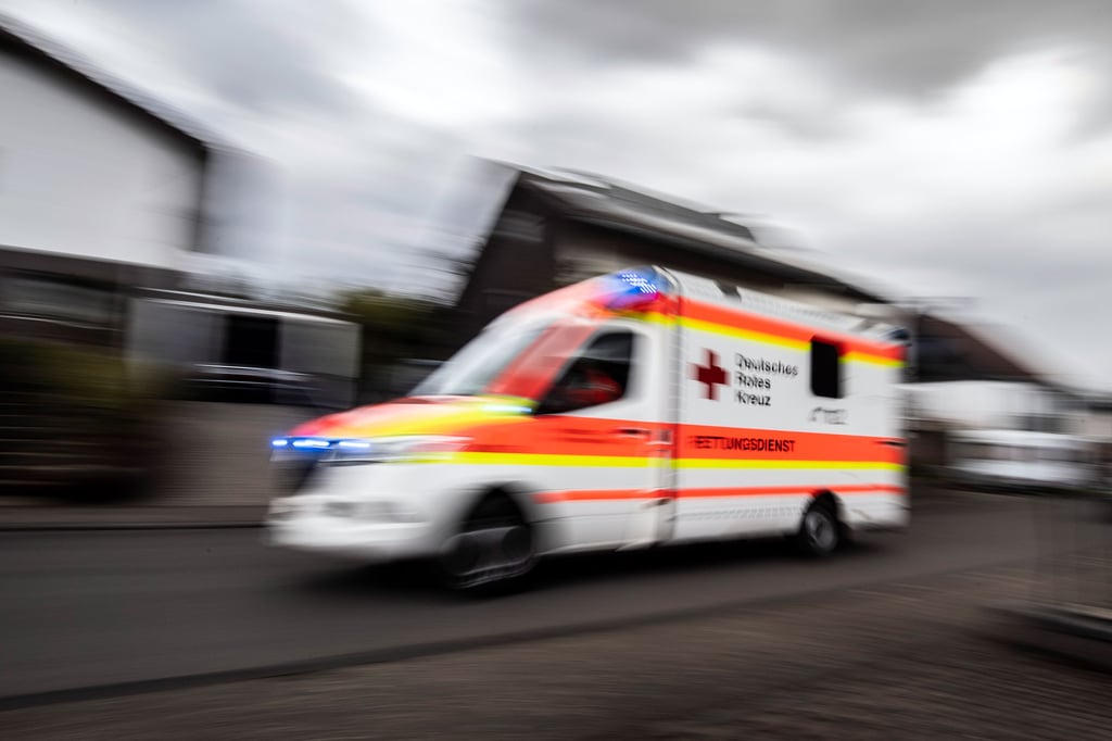 In Wittenberg wurde eine Frau von einem Lastwagen erfasst und schwer verletzt.