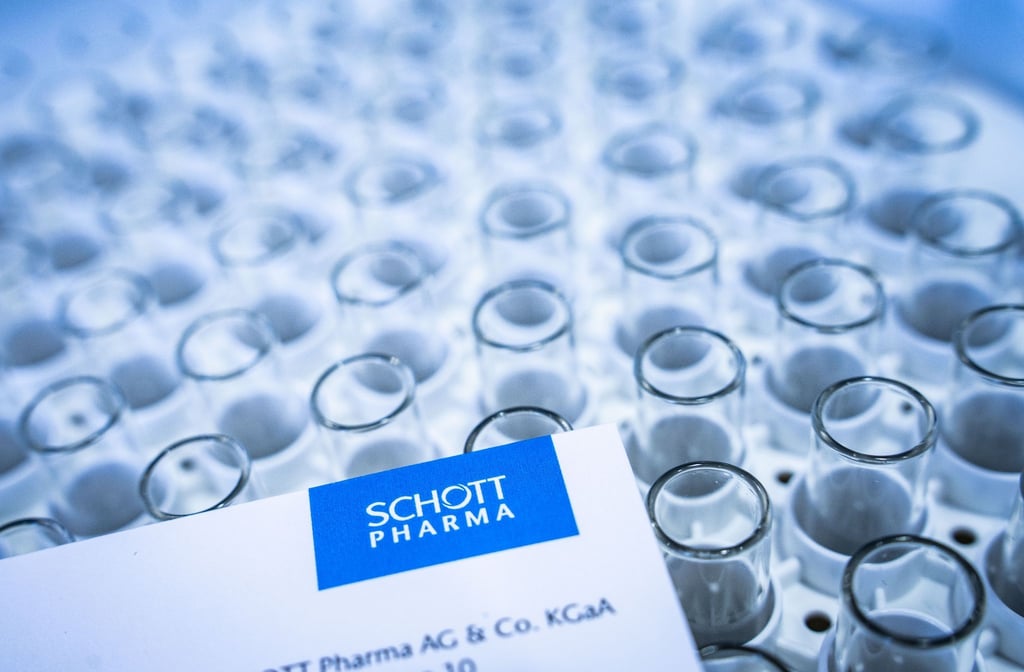 Ein Kästchen voller Karpulen von Schott Pharma stehen am Firmensitz auf einem Tisch.