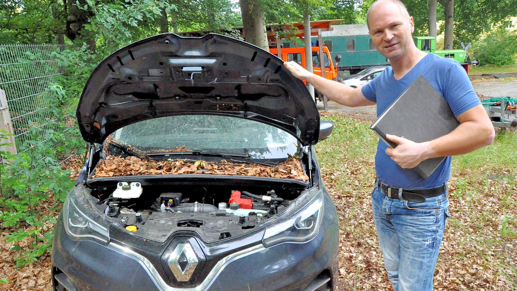 Seit zwei Jahren steht der Renault auf dem Hof von Holger Weiß. Das hat auch Spuren im Motorraum hinterlassen.