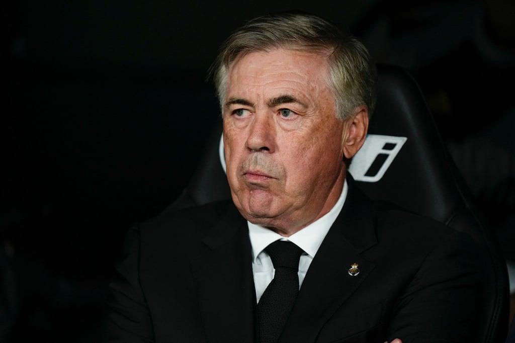 Real Madrids Cheftrainer Carlo Ancelotti sitzt auf der Bank.