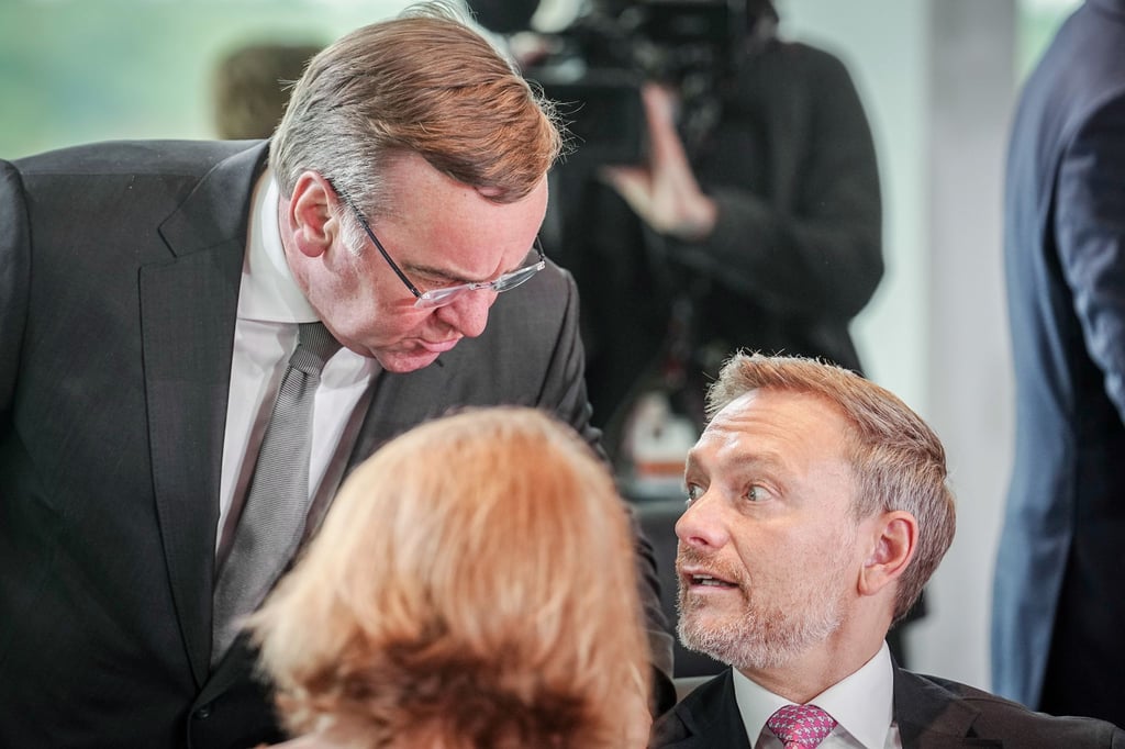 Verteidigungsminister Boris Pistorius und Finanzminister Christian Lindner (r) während einer Sitzung des Bundeskabinetts im Kanzleramt (Archivbild).