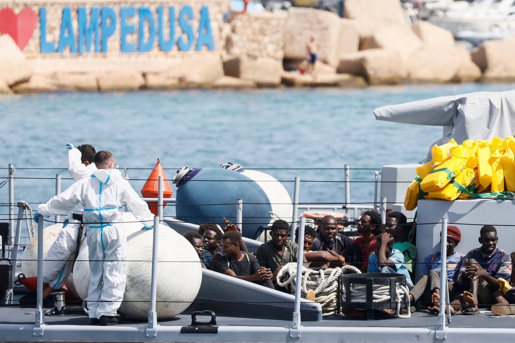 Gerettete Migranten im Hafen der italienischen Insel Lampedusa. Die Ankunft Tausender Bootsmigranten in kurzer Zeit hat die Insel an ihre Grenzen gebracht.