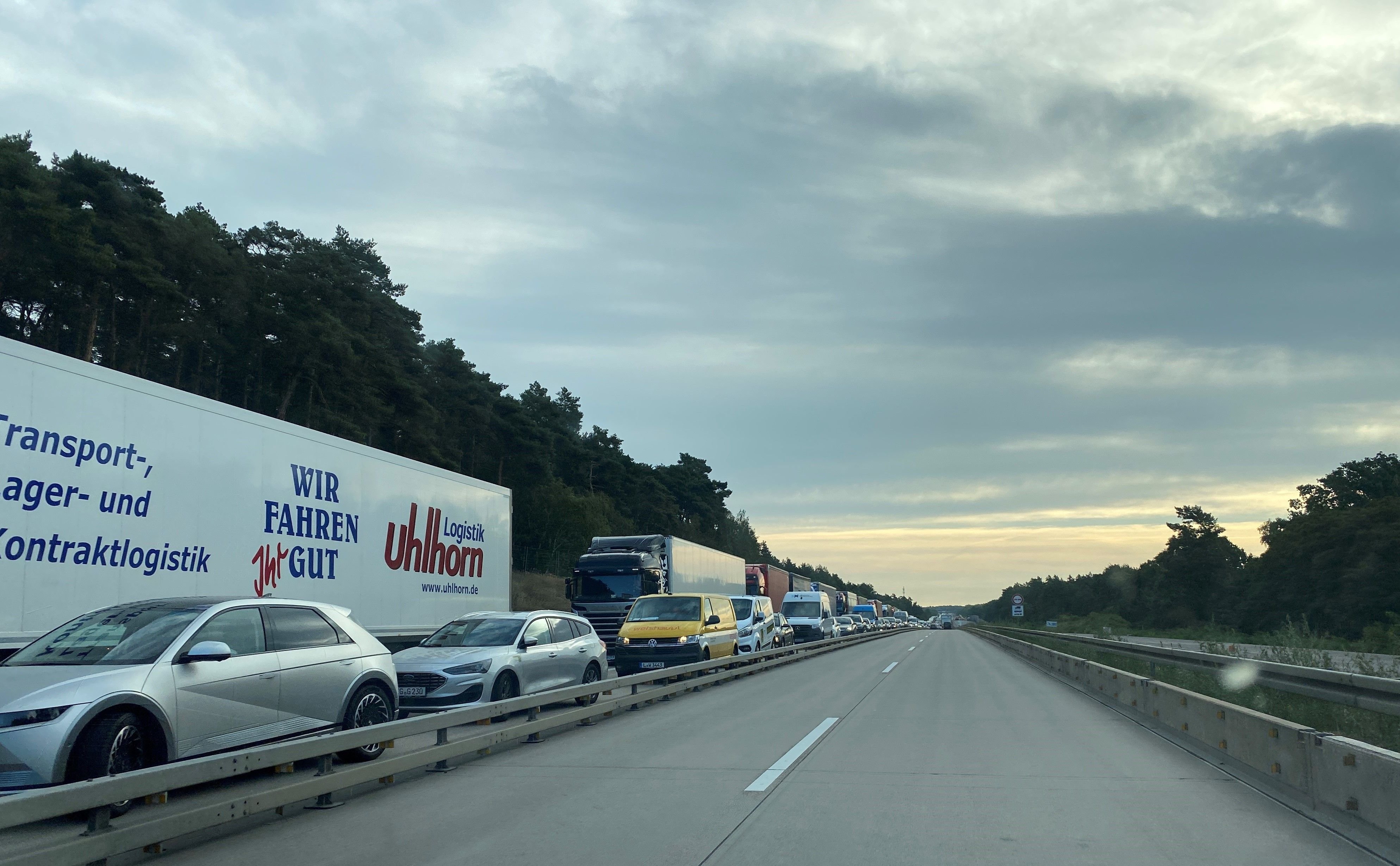 Kilometerlange Dieselspur: Nach Reifenplatzer Auf Der Autobahn 2: Lkw ...