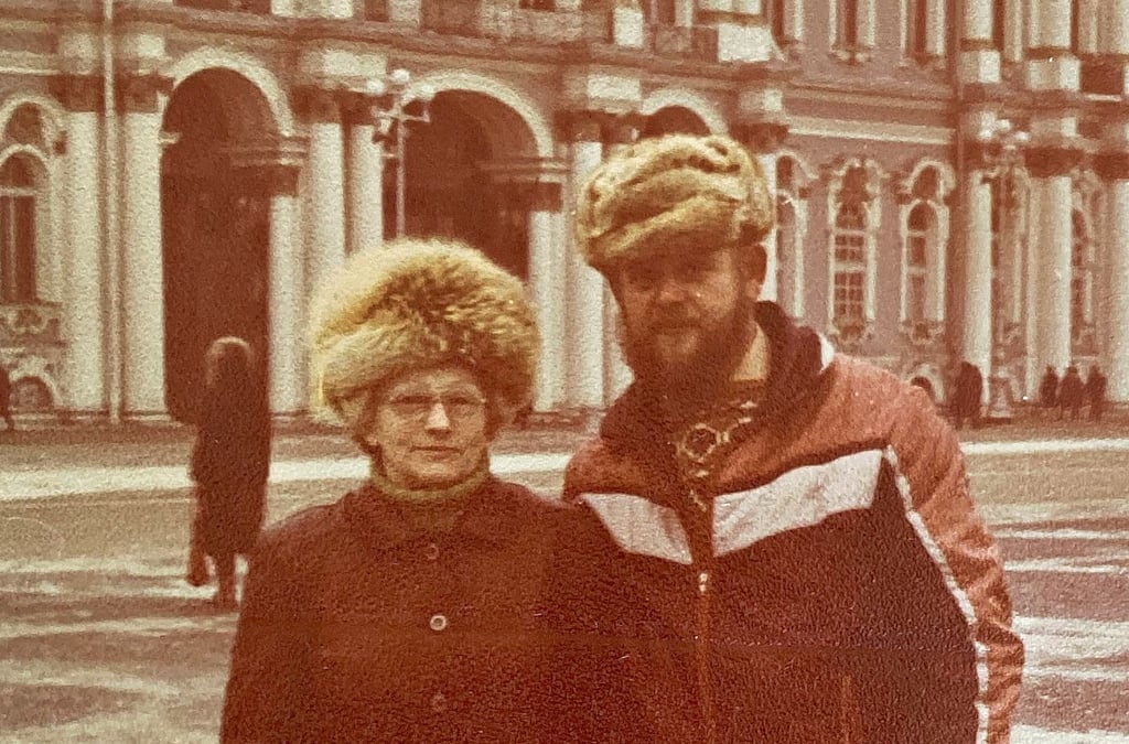 Dieses Foto zeigt Elfriede und Bruno Neumann aus Köthen vorm Winterpalais im damaligen Leningrad, heute Sankt Petersburg.