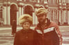 Dieses Foto zeigt Elfriede und Bruno Neumann aus Köthen vorm Winterpalais im damaligen Leningrad, heute Sankt Petersburg. 