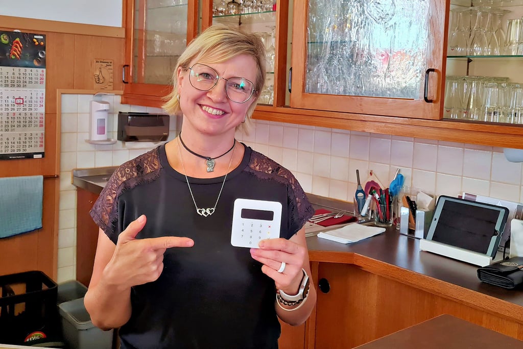 Annett Baumann bietet in ihrem „Gasthaus zum Dorfkrug“ in Rehmsdorf seit 2017 Kartenzahlung an.