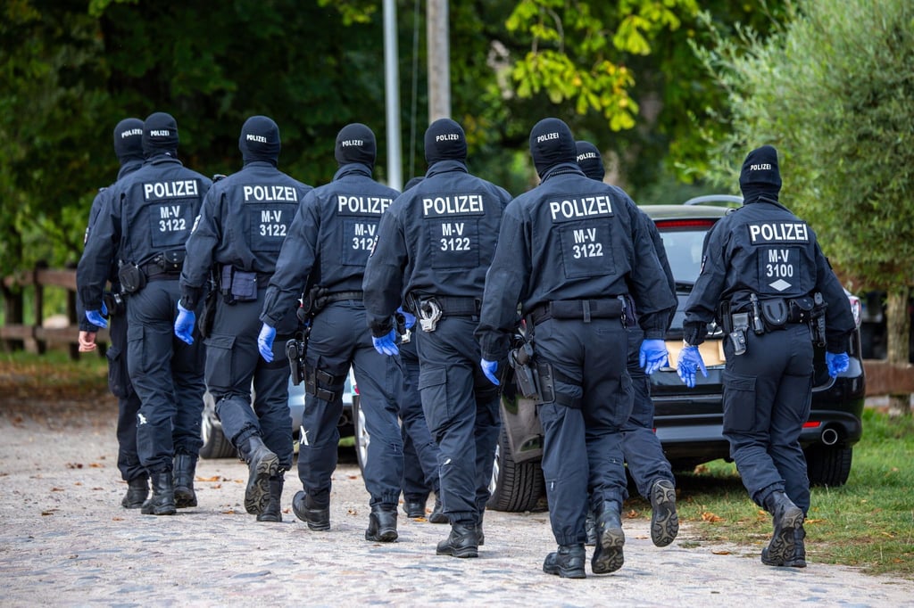 Einsatzkräfte der Polizei führen auf einem polizeibekannten Grundstück eine Durchsuchungsaktion durch.