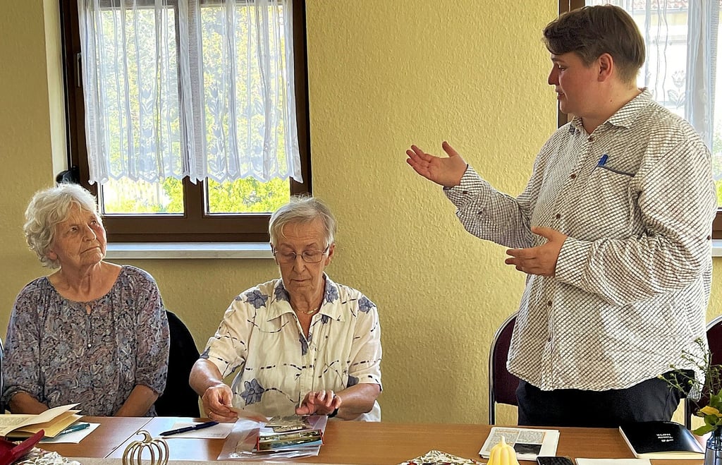 Pfarrerin Rebekka Prozell begrüßte im Sydower Gemeinschaftshaus die Pfarrerstöchter Angelika Schrem und Ruth Priese (von rechts). Ihre Väter waren Mitglieder in der Bruderschaft gewesen.