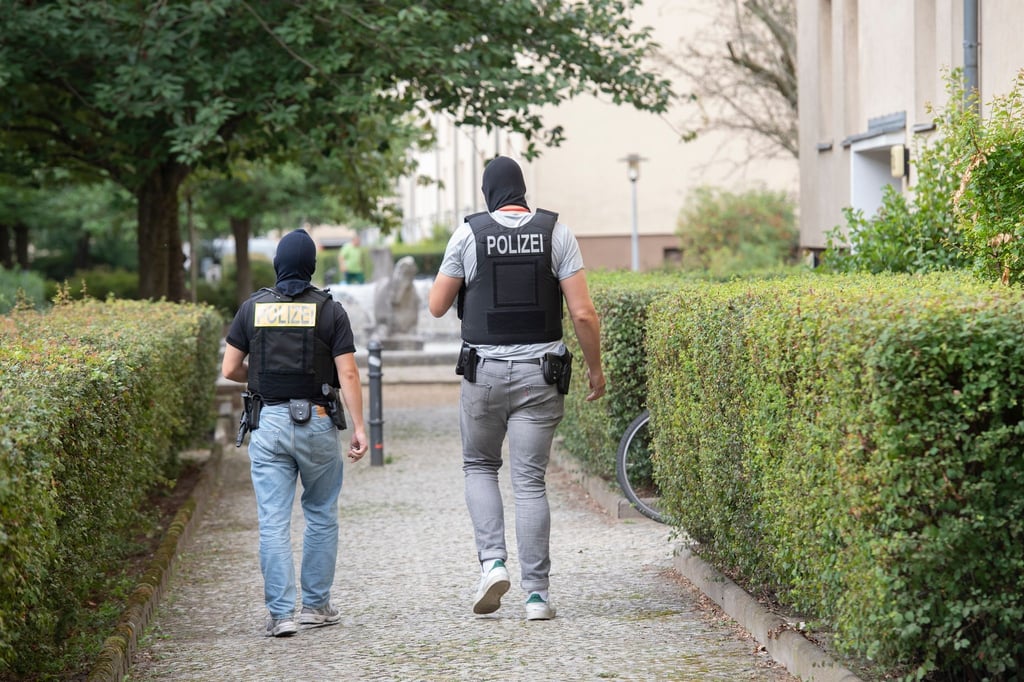 Einsatzkräfte der Polizei führen eine Razzia gegen eine Neonazi-Gruppe in Berlin-Alt-Hohenschönhausen durch.