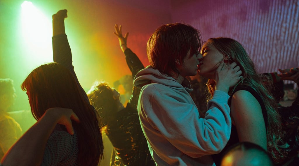 Franz (Laurids Schürmann) und Zoe (Lena Klenke) küssen sich im Club.