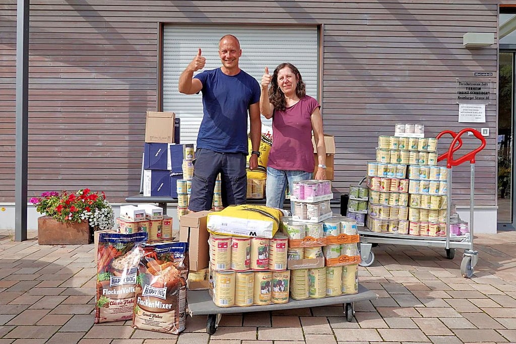 Der Losverkauf bei der Tombola beim Fahrradwohnwagentreffen hat dem Zeitzer Tierheim eine Futterspende im Wert von 1.600 Euro eingebracht. Auf dem Foto: Mitveranstalter Jörg Patzschke und Tierheimleiterin Eva-Maria Bauer.