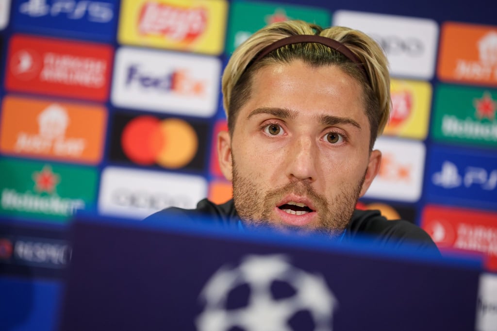 Leipzigs Spieler Kevin Kampl spricht in der Pressekonferenz.