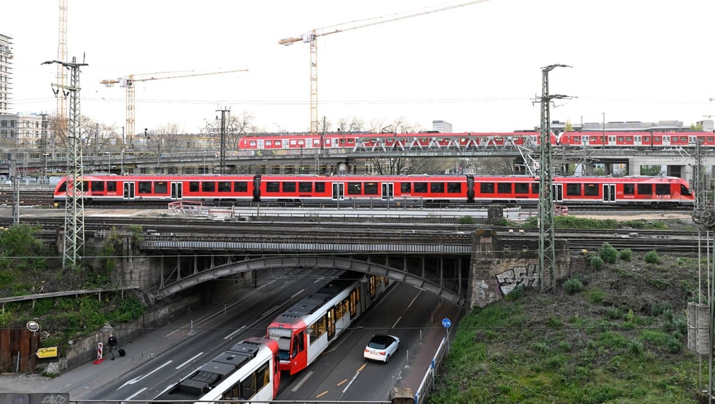 Das bundesweit einheitliche Deutschlandticket könnte 2024 teurer werden.