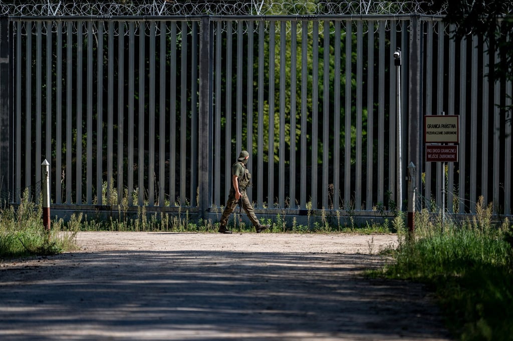 An der EU-Außengrenze zum Nachbarland Belarus hat Polen einen 5,5 Meter hohen Metallzaun mit Bewegungsmeldern und Nachtsichtkameras errichtet. Eine Affäre um mutmaßliche Korruption bei der Visavergabe bringt die PiS in Bedrängnis.