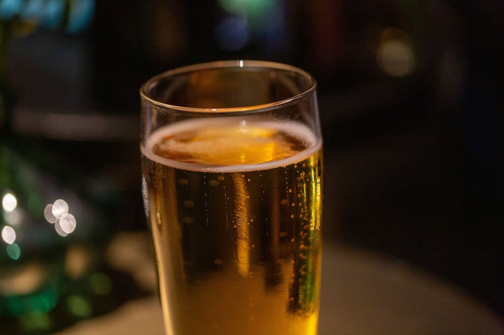 Ein Bierglas steht auf einem Tisch in einer Bar.