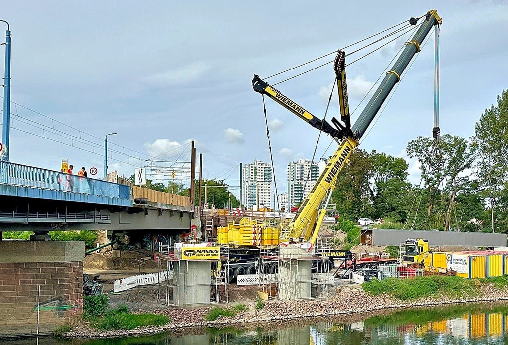Was für ein Koloss: Der zweitgrößte Autokran der Welt ist derzeit der Star auf der Brückenbaustelle in Halle.