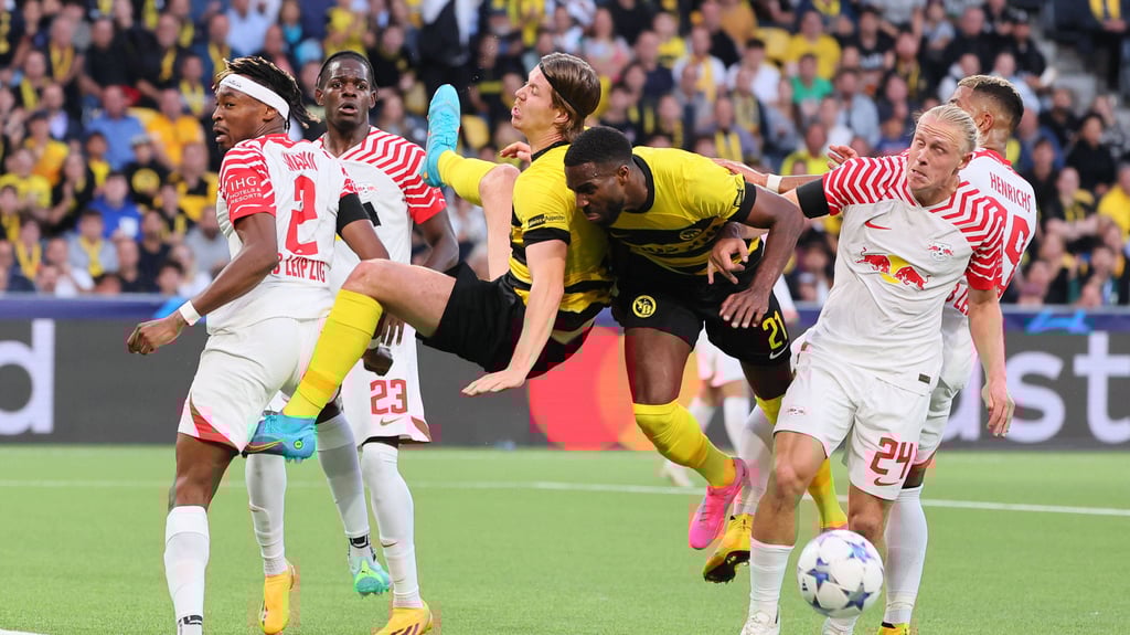 Fliegende Schweizer im RB-Strafraum: Simakan, Schlager & Co. gegen Young Boys Bern.