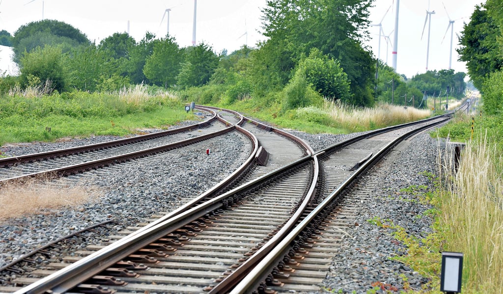 Vom Teucherner Bahnhof aus geht es rechts nach Weißenfels und links nach Naumburg – falls dort jemals wieder ein Zug fährt.
