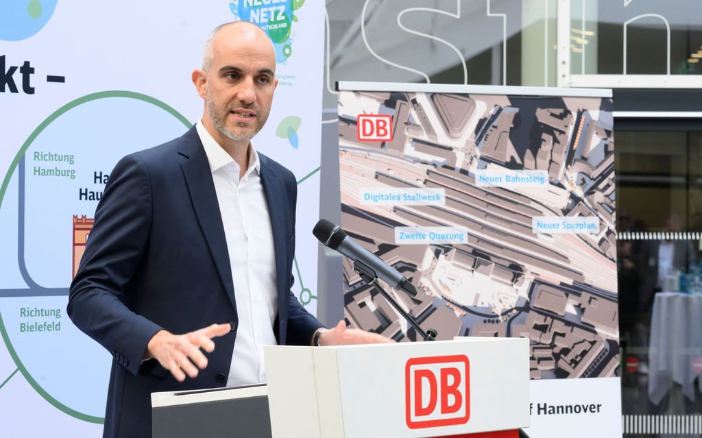 Belit Onay (Grüne), Oberbürgermeister Hannover, spricht.