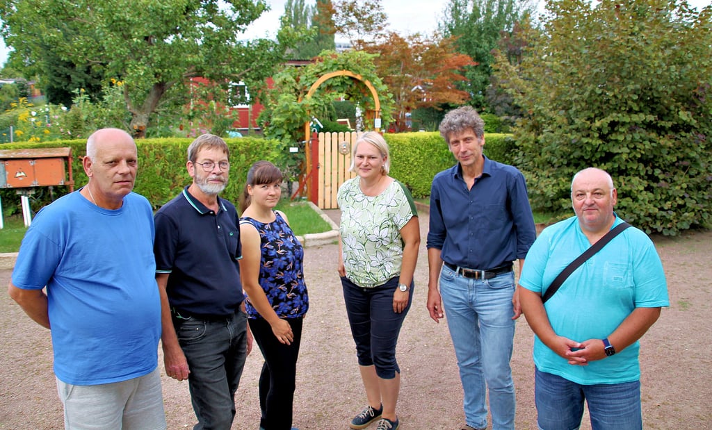 Fühlen sich vom Vorstand des Stadtverbandes nicht gut vertreten: Thomas Hoffmann (KGV Halle- Ost), Joachim Volkhardt (KGV Erholung 1920 ), Mareike Donath (KGV VENAG), Kathrin Vorholz (KGV Warneck-/ Tiucholzkystrtaße), Constantin Neuß sowie Sven Steckel (KGV Vergissmeinnicht) (von links)