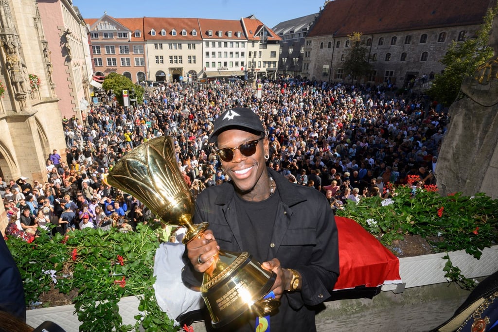 Basketball-Weltmeister Dennis Schröder bei einem Empfang auf dem Balkon vom Braunschweiger Rathaus.