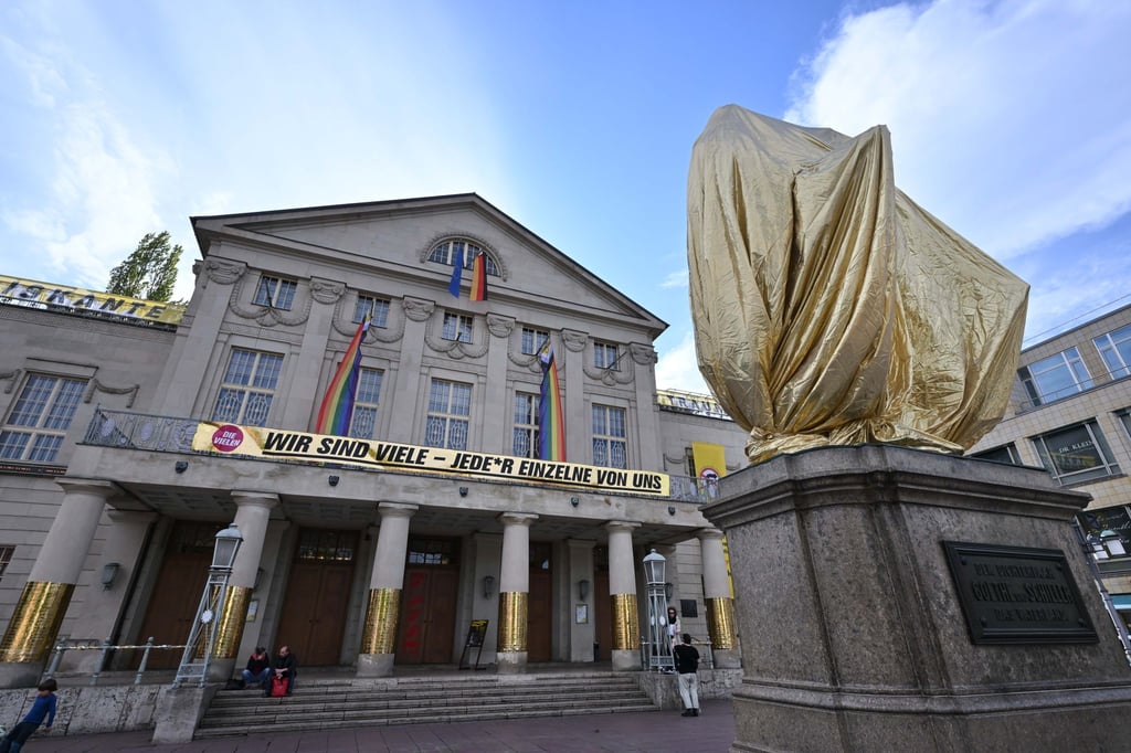 Das Goethe-Schiller-Denkmal vor dem Deutschen Nationaltheater am Theaterplatz.