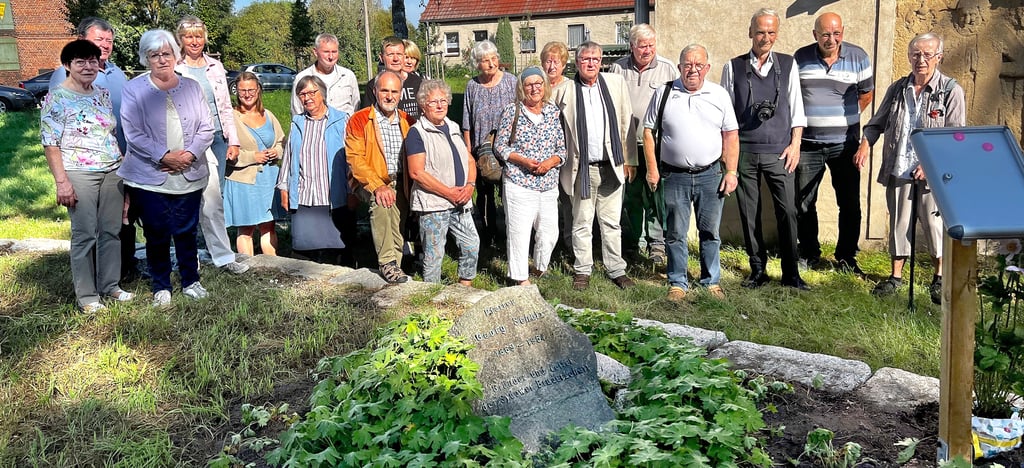 Am im Jahre 2000 an seiner ersten Pfarrstelle aufgestellten Grabstein des einstigen Sydower Pfarrers Georg Schulz wurde nach der Andacht das Foto nachgestellt, welches damals bei der Ankunft dieses jetzigen Gedenksteines entstanden war. Unterstützt wurde das Gedenken von der Aktion „Demokratie leben“.