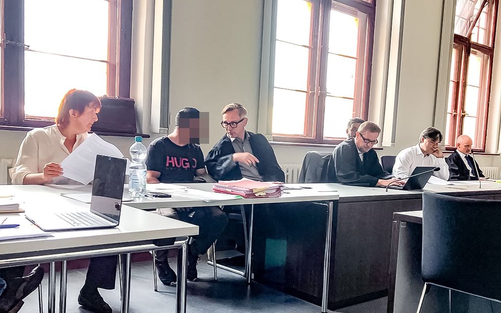 Prozessauftakt am Landgericht mit Dolmetschern und Anwälten