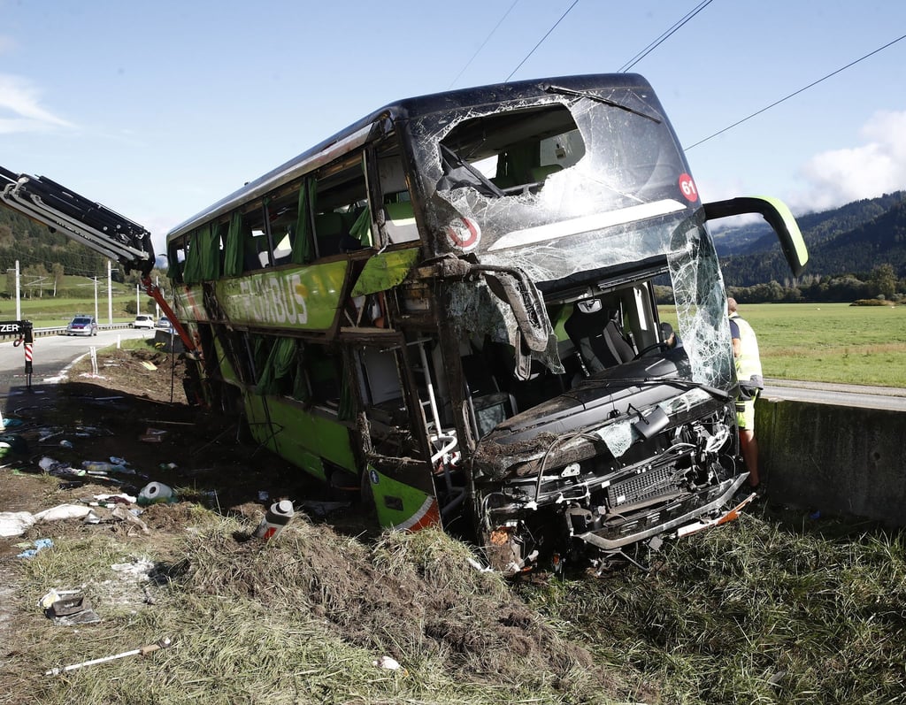 Der verunglückte Reisebus liegt im Graben: Bei dem Busunfall in Kärnten ist eine Frau ums Leben gekommen.
