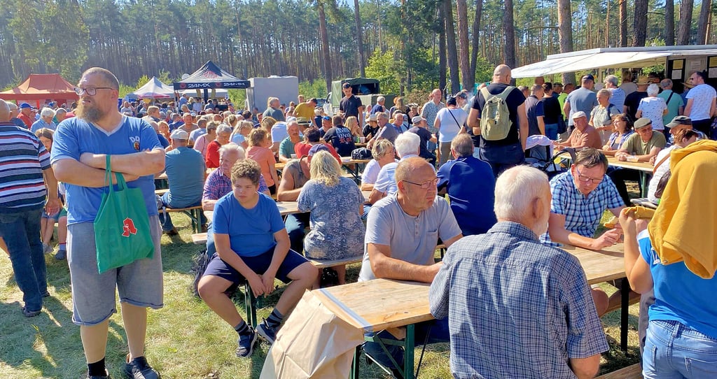 Hunderte von Besuchern strömten auf die Wiese mit dem Pferde- und Bauernmarkt in Linda. Für die kulinarische Vervorgung war ausreichend gesorgt.