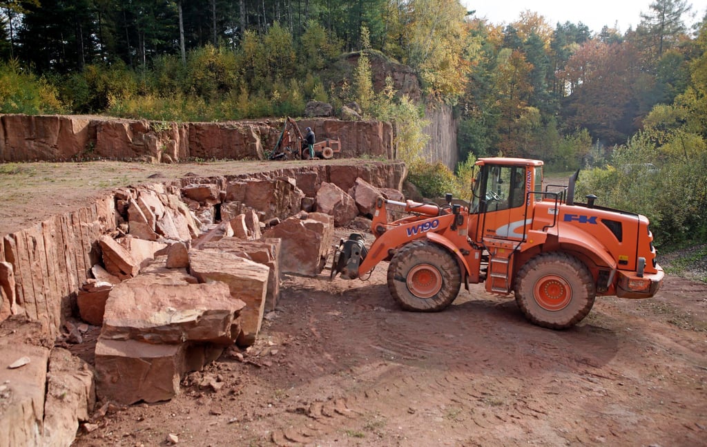 Mit dem Abbruch von Porphyr sind zwei Mitarbeiter in einem Steinbruch bei Rochlitz beschäftigt.