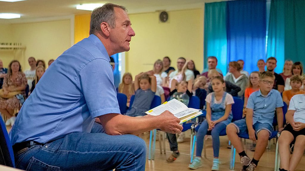 Zur Auszeichnungsveranstaltung des Lesesommers XXL ließ es sich Jens Hünerbein nicht nehmen, den Kindern vorzulesen.
