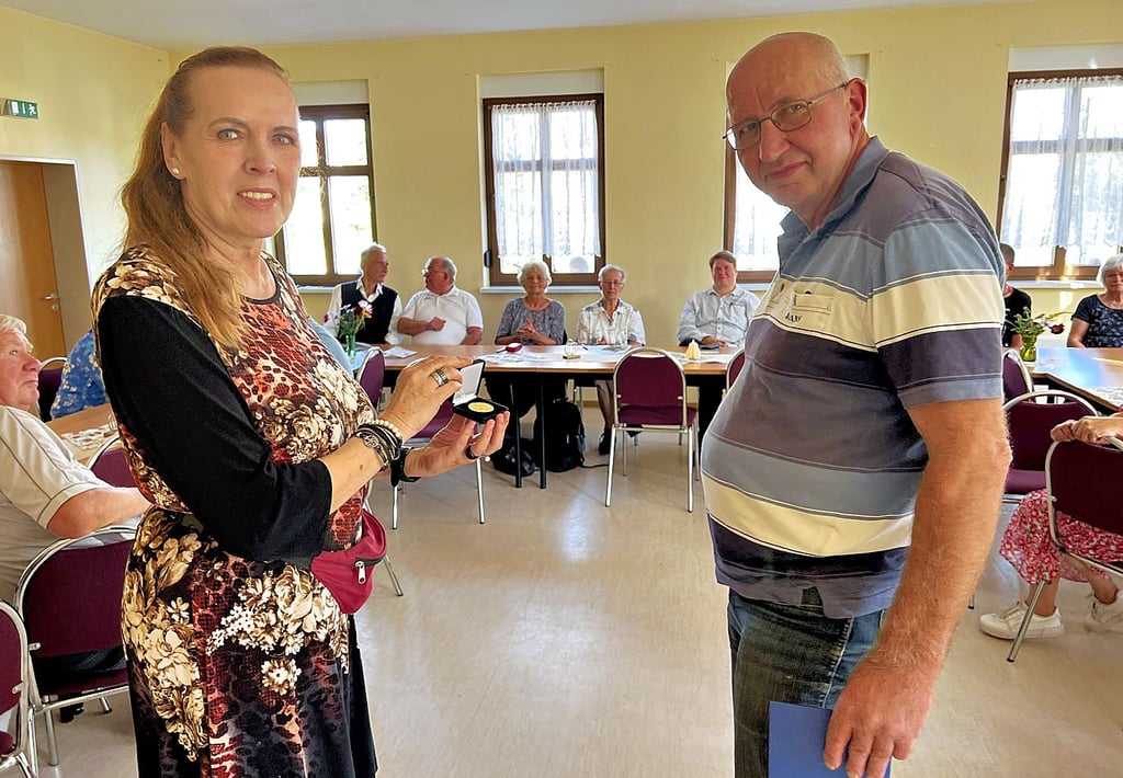 Sabine Schönfeld vom GuM überreichte Siegfried Danker für sein ehrenamtliches Engagement eine Ehrenmedaille aus Porzellan.