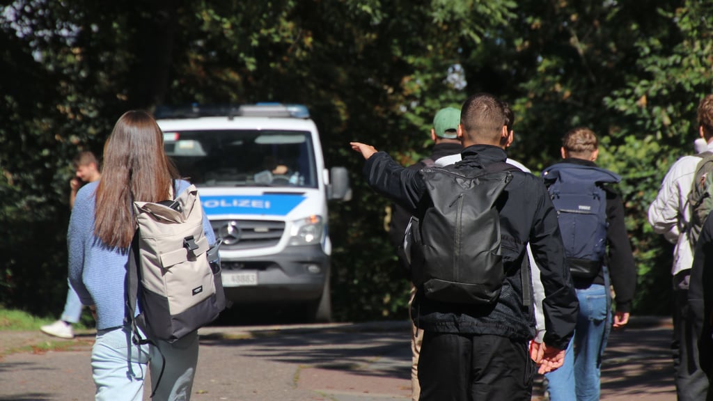 Die Polizei überwacht nicht nur Schulwege in Halle. Sie ist offenbar auch auf Schulgeländen im Einsatz.
