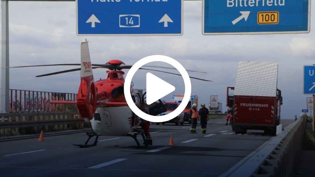 Nach einem Unfall auf der A14 bei Halle sind die Einsatzkräfte mit einem Großaufgebot vor Ort. Ein Lkw-Fahrer ist ums Leben gekommen.