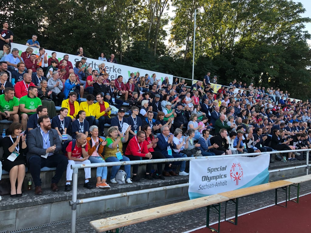 Die Landesspiele der Special Olympics sind am Dienstagabend stimmungsvoll im Weißenfelser Stadion eröffnet worden.