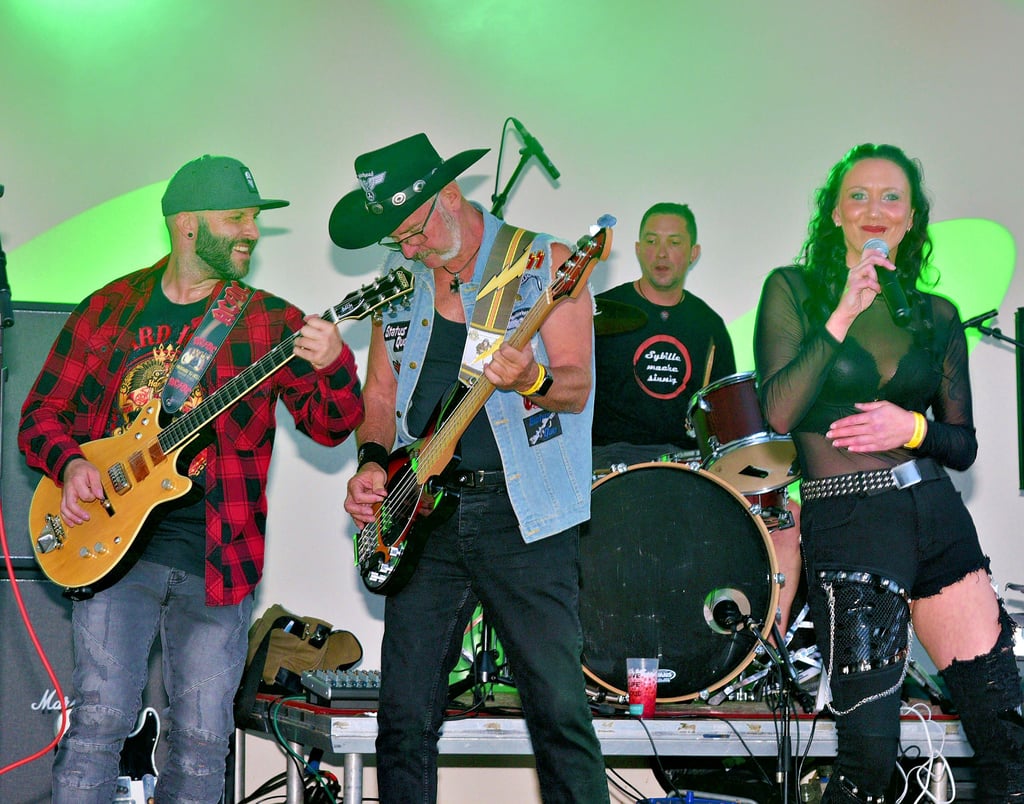Marcus Hillegeist (von links), Thomas Hillegeist, Florian Teuchler und Christin Gerk hatten als „Sybille mache sinnig“ ihren ersten großen öffentlichen Auftritt beim Bandfestival „Rock’n Rollsdorf in Wohlsdorf“.