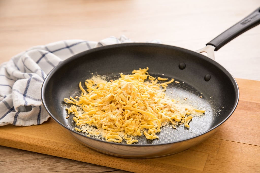 Für Käsespätzle ist eine beschichtete Pfanne eine gute Wahl.