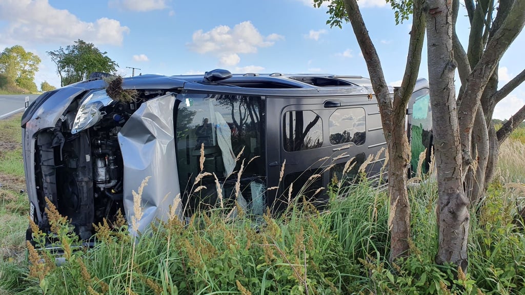 Der Unfallwagen nach dem Überschlag bei Jävenitz. Foto: