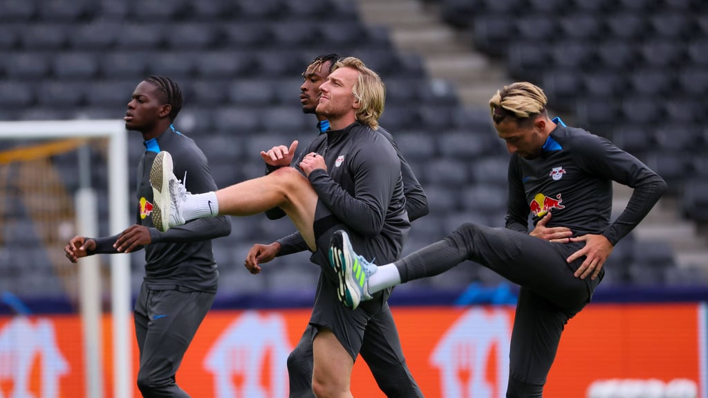 Warmmachen für Kunstrasen in Bern: die RB-Profis Lukeba, Simakan, Forsberg und Kampl (v.l.)